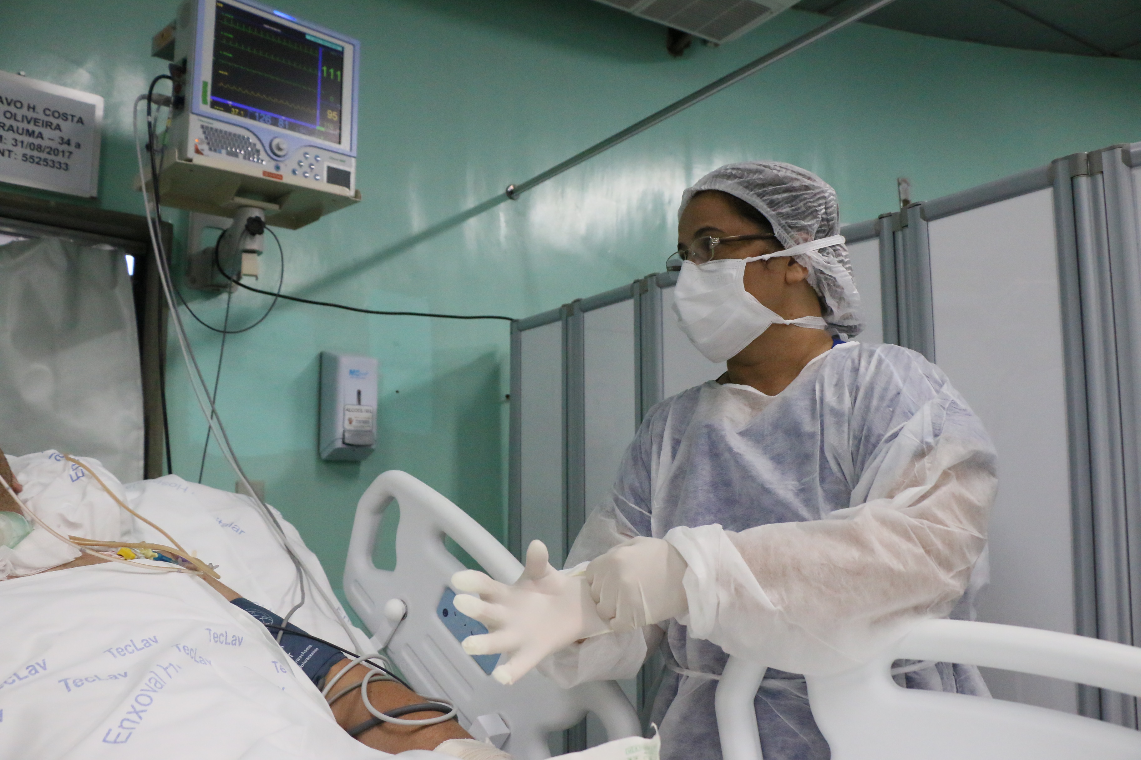 Enfermeiros atuam no atendimento aos pacientes.